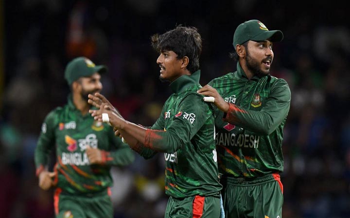 দলীয় ফিফটির আগেই ৫ উইকেট নেই উইন্ডিজের